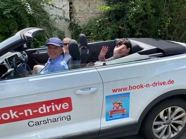 Gebrandetes book-n-drive-Cabrio mit Gästen bei der Lebenshilfe-Cabrio-Ausfahrt 2025