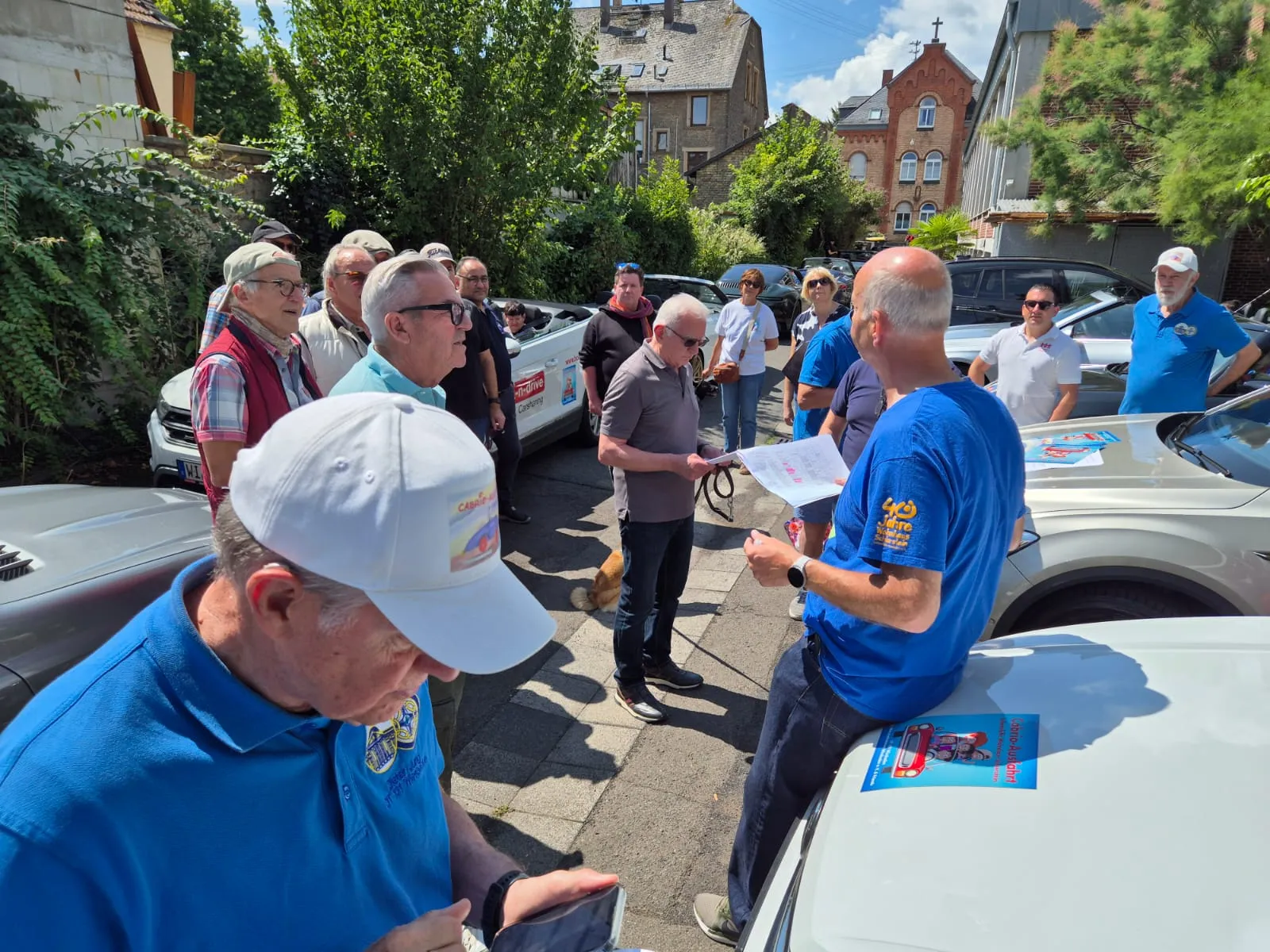 Fahrerbesprechung vor dem Start der Cabrio-Ausfahrt
