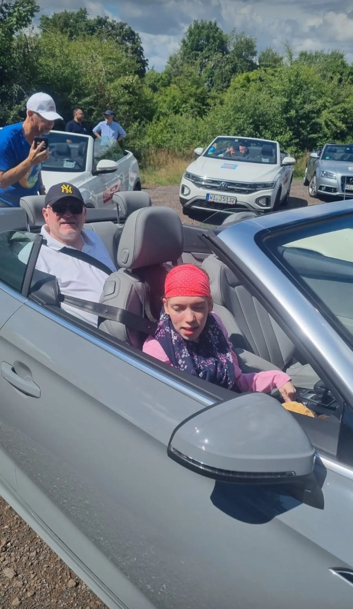 Bewohnerin der Lebenshilfe Wiesbaden im Cabrio bei der Ausfahrt