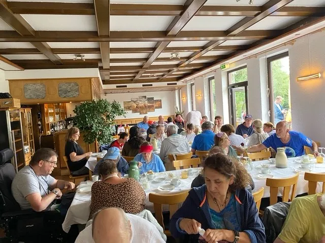 Gemeinsame Kaffeetafel mit Kuchen am Ziel der Cabrio-Ausfahrt