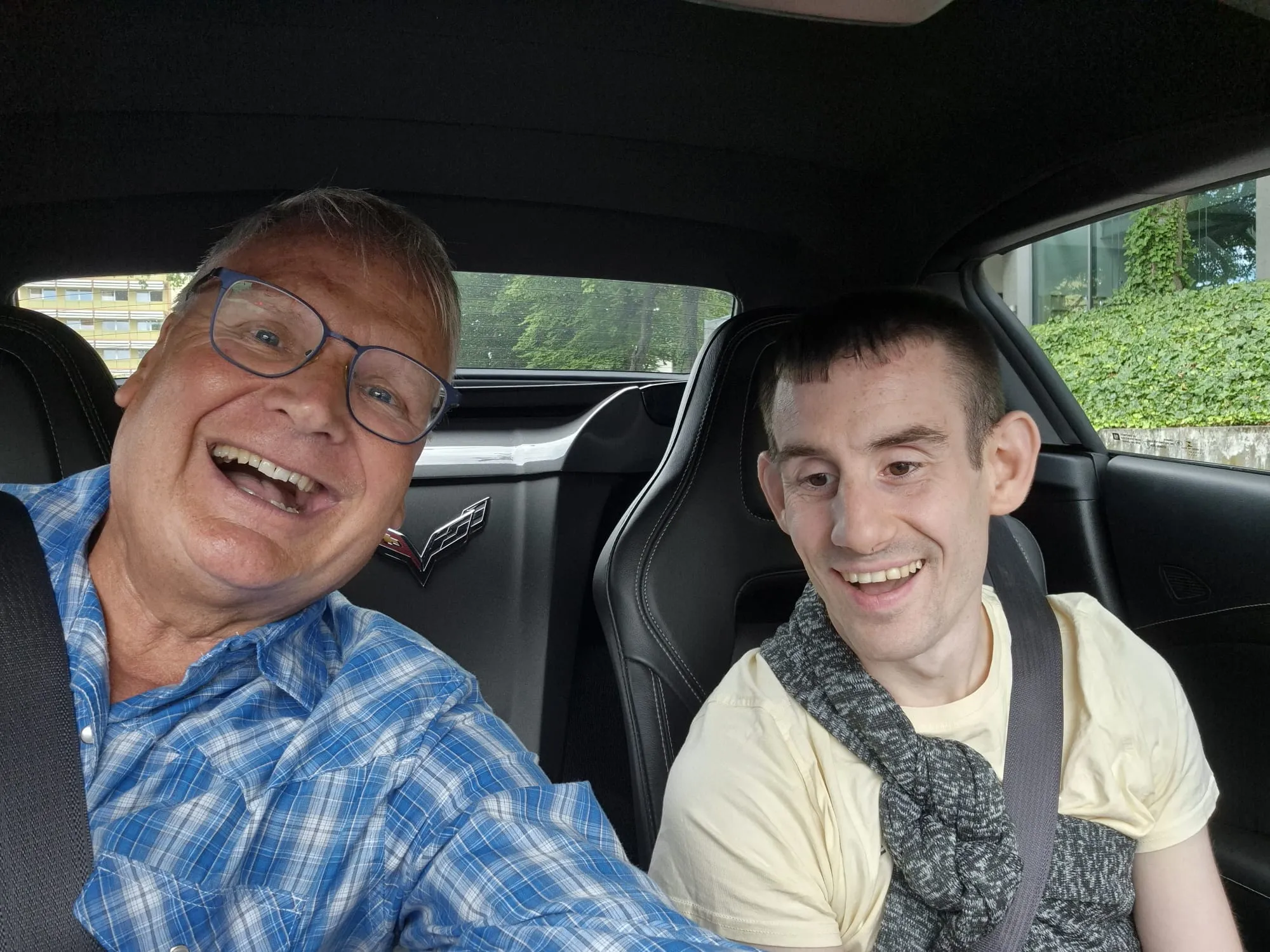 Sichtlich gute Laune während der gemeinsamen Cabrio-Fahrt