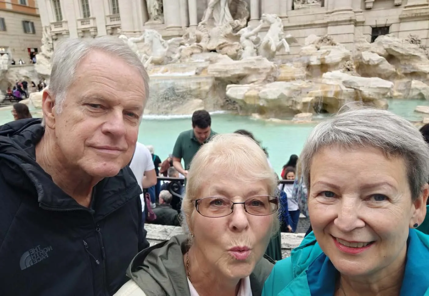Tabler von OT 131 Wiesbaden vor dem Trevi-Brunnen in Rom